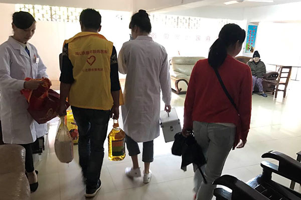 践行市委精准扶贫“肤康关爱老人健康 爱心捐赠进百村”