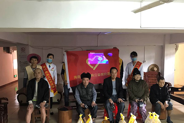 践行市委精准扶贫“肤康关爱老人健康 爱心捐赠进百村”