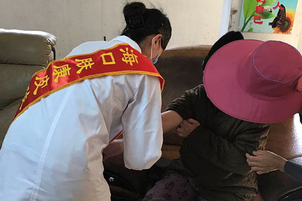 践行市委精准扶贫“肤康关爱老人健康 爱心捐赠进百村”